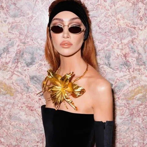 Gargantilla Esagerata in Lega con Strass e Fiori Collana Punk con Foglie di Banano Metalliche e Perle Cerchio da Collo Regolabile Statement da Donna