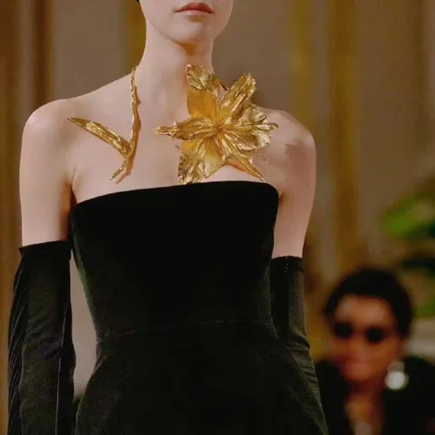 Gargantilla Esagerata in Lega con Strass e Fiori Collana Punk con Foglie di Banano Metalliche e Perle Cerchio da Collo Regolabile Statement da Donna