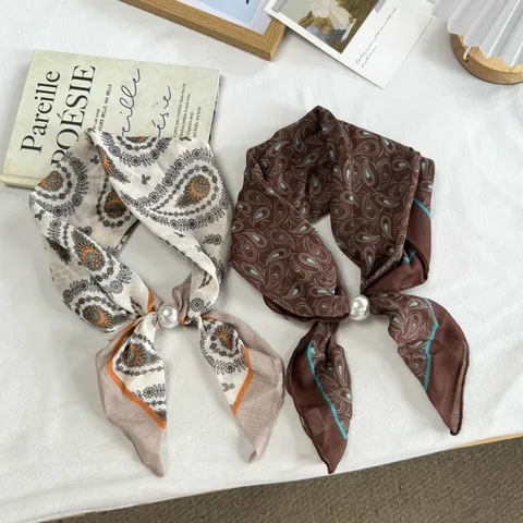 Vintage Elegant Polyester Paisley Floral Print Triangle Scarf For Women Fashion Versatile Silk Like Hair Bandana Neck Head Scarf With Artificial Pearl Clip