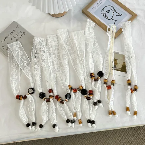 Elegante Collana Sciarpa in Pizzo Bianco da Donna Vintage Cordoncino in Poliestere Intrecciato Choker Con Accessori in Perline di Legno e Resina