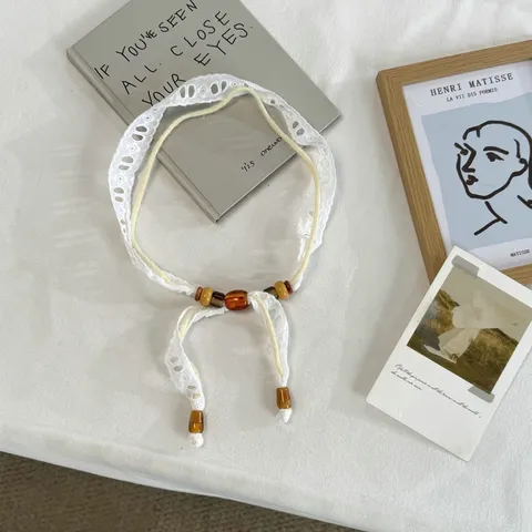 Elegante Collana Sciarpa in Pizzo Bianco da Donna Vintage Cordoncino in Poliestere Intrecciato Choker Con Accessori in Perline di Legno e Resina
