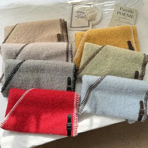 Écharpe Triangulaire en Tricot Chaud d'Hiver pour Femmes Bord de Couleur Contrastée Boucle en Cuir Châle Décontracté Mode Doux Enveloppement de Cou Quotidien