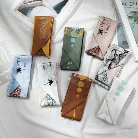Foulard Mince en Satin pour Femmes Rétro Artistique Imprimé Géométrique Cheval Architecture Ruban Capillaire Sac Foulard Multifonctionnel
