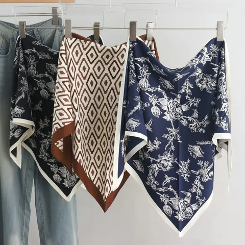 Minimalistische Polyester Satijn Driehoekige Sjaal Geometrische Ruit Bloemen Vlinder Bedrukt Riem Sjaal Voor Dames