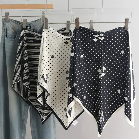 Luxe Dames Grote Driehoek Sjaal Zacht Polyester Satijn Sjaal Elegant Stippen Letter Streep Print Kantoor Halstuch