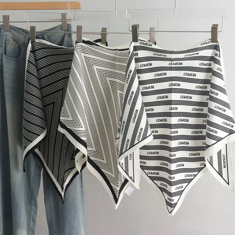 Luxe Dames Grote Driehoek Sjaal Zacht Polyester Satijn Sjaal Elegant Stippen Letter Streep Print Kantoor Halstuch