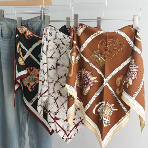 Dames Elegante Twill Satijn Grote Driehoekige Sjaal Vintage Koets Print Halstjaal Mode Eenvoudige Zijde Gevoel Sjaal
