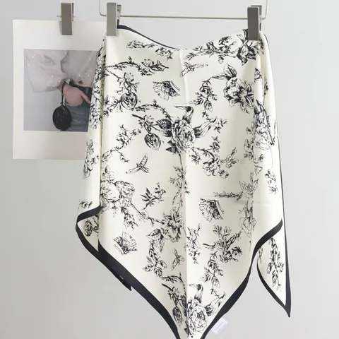 Minimalistische Polyester Satijn Driehoekige Sjaal Geometrische Ruit Bloemen Vlinder Bedrukt Riem Sjaal Voor Dames