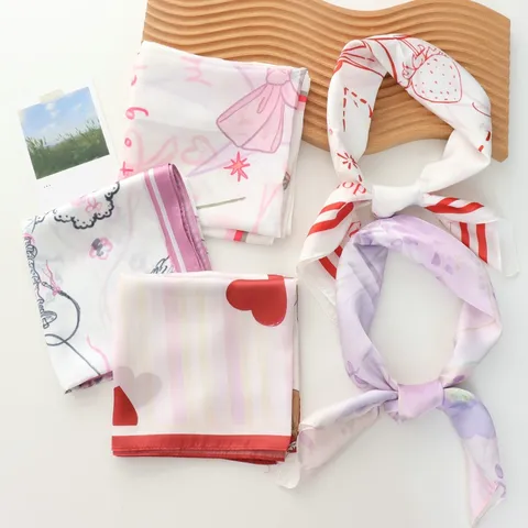 Zoet Carton Bedrukt Polyester Vierkante Sjaal Mode Haarband Nek Accessoire Zijde Satijn Gevoel Kleine Hoofddoek Voor Dames Decor