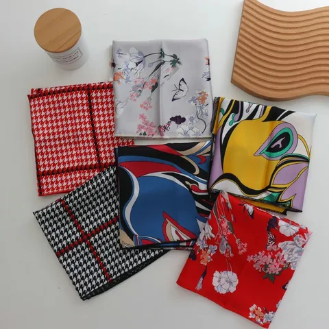 Foulard Carré Élégant en Satin pour Femmes Imprimé Rayures Géométriques Pois Bandana Tour de Cou Cheveux Accessoire