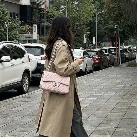 Γυναικεία Καπιτονέ Τσάντα Χιαστί από Δέρμα PU Κλασικό Μεταλλικό Λουρί Αλυσίδας Τετράγωνη Τσάντα Ώμου Κλείσιμο Στροφής Κομψή Τσάντα για Καθημερινή Χρήση