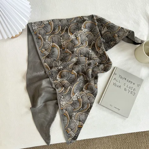 Old Money Style Cashew Flower Fan Pattern Triangle Scarf For Women Vintage Silk Feel Polyester Decorative Neck Scarf Versatile Head Scarf
