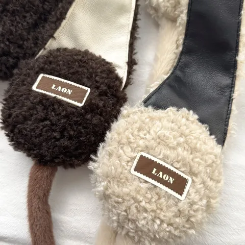 Orejeras de Lana de Cordero Coreanas para Mujer Invierno Cálido a Prueba de Viento Cubiertas de Felpa con Lazo Patchwork de Cuero Sintético
