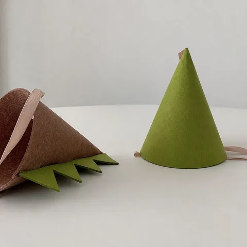 Chapeau de Fête d'Anniversaire Dinosaure Style Ins Mignon Expression Chapeau Conique en Feutre Enfants Décoration de Fête Accessoires de Coiffure
