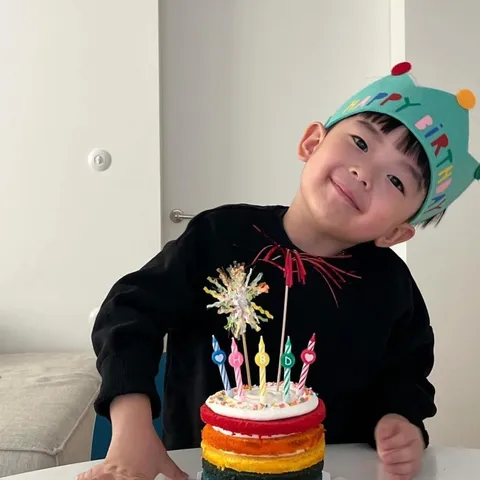 Chapeau Couronne en Feutre Anniversaire Enfants Avec Lettres Colorées Coiffe de Fête Fournitures de Fête