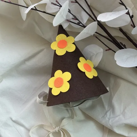 Chapeau d'Anniversaire en Feutre Marron Avec Fleurs 3D Couvre-chef de Fête Mignon Chapeau Conique pour Accessoires de Photographie de Fête d'Anniversaire de Bébé