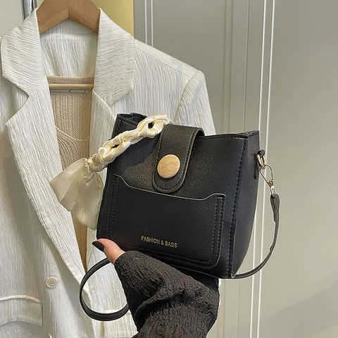 Damen Mode PU Leder Kleine Beuteltasche Lässige Einfarbige Schulter Umhängetasche Mit Seidenschal Und Anhänger Tägliche Handtasche