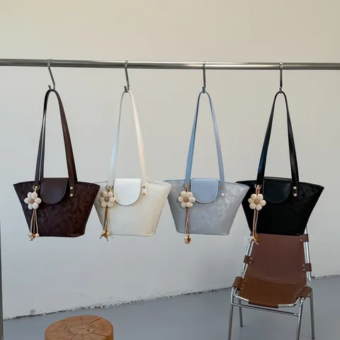 Γυναικείο Μοντέρνα Τσάντα Ώμου Δερμάτινη PU Tote Τσάντα Μινιμαλιστική Chic Τσάντα Μασχάλης Casual Καθημερινή Τσάντα με Λουλούδι Κρεμαστό