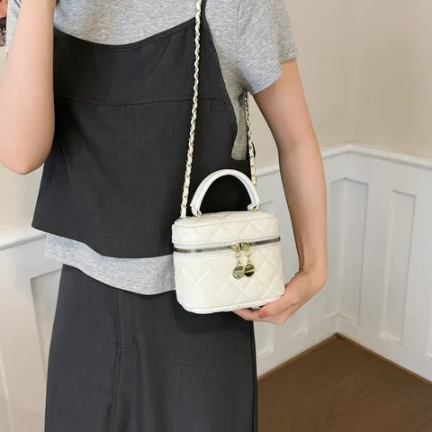 Womens Quilted Crossbody Bag PU Leather Small Square Bag Chic Chain Shoulder Bag Fashion Commuting Makeup Bag