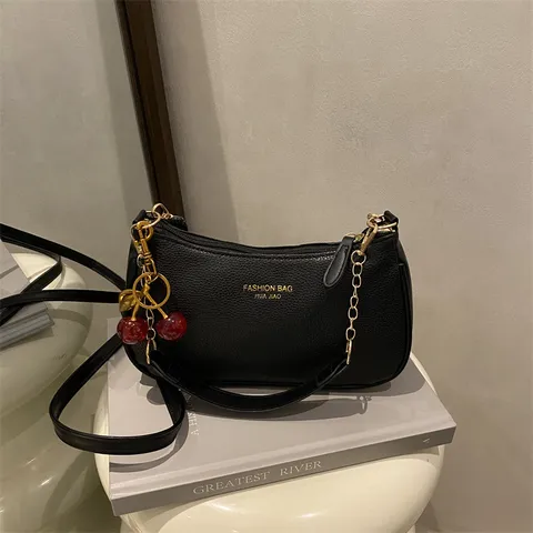 Damen Klein Nischen Design PU Leder Achseltasche Mode Kette Schulter Umhängetasche Mit Süßem Kirsch-Anhänger Tägliche Kombination
