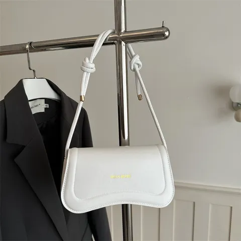 Damen PU Leder Achsel Umhängetasche Minimalistisch Pendeln Einfarbig Handtasche Mit Metall Buchstaben Verzierung