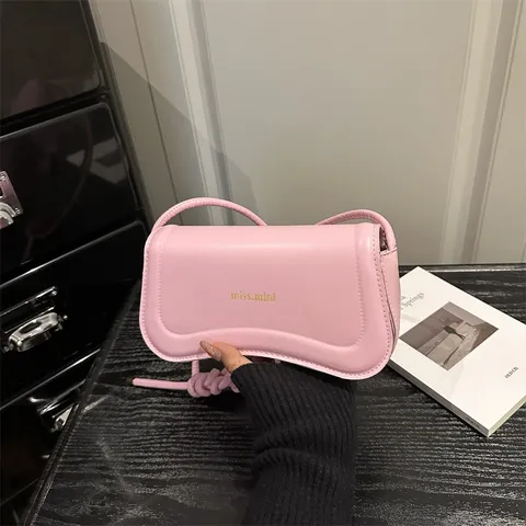 Damen PU Leder Achsel Umhängetasche Minimalistisch Pendeln Einfarbig Handtasche Mit Metall Buchstaben Verzierung