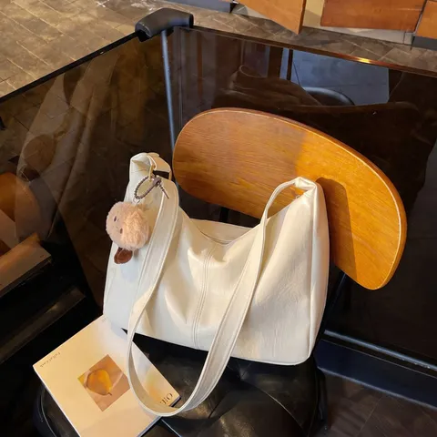Γυναικεία Μεγάλης Χωρητικότητας Vintage Tote Bag PU Δερμάτινη Метакίνησης Underarm Shoulder Crossbody Bag Με Charitomeno Plush Pendant