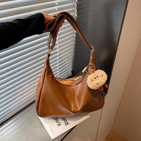 Γυναικεία Μεγάλης Χωρητικότητας Vintage Tote Bag PU Δερμάτινη Метакίνησης Underarm Shoulder Crossbody Bag Με Charitomeno Plush Pendant