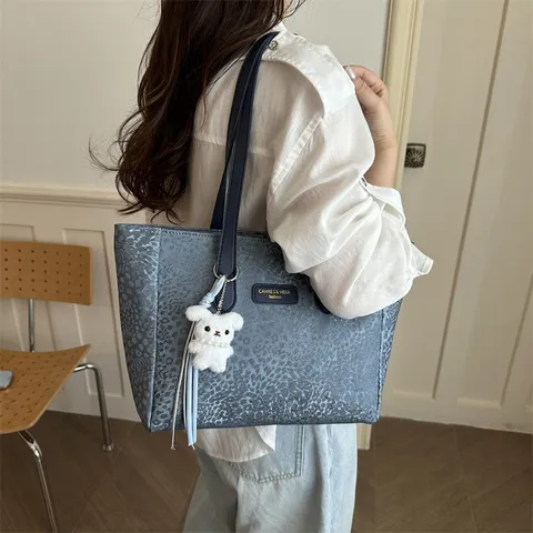 Große Kapazität Tote Bag Damen Pendler Schultertasche Leopardenmuster Kunstleder Tote Handtasche Mit Plüsch Anhänger