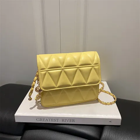 Damen Mode Gesteppte Ketten Umhängetasche PU Leder Crossbody Bag Kleine Quadratische Klappentasche Elegante Handtasche Mit Ball
