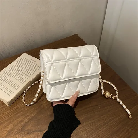 Damen Mode Gesteppte Ketten Umhängetasche PU Leder Crossbody Bag Kleine Quadratische Klappentasche Elegante Handtasche Mit Ball