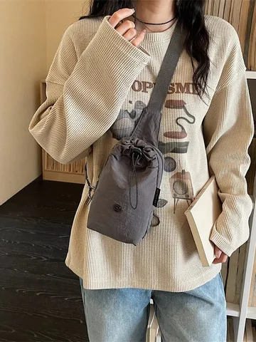 Casual Nylon Hiasti Tsanta me Kordoni Monokhromi Tsanta Kinitou Tilefonou Kathimerini Moda