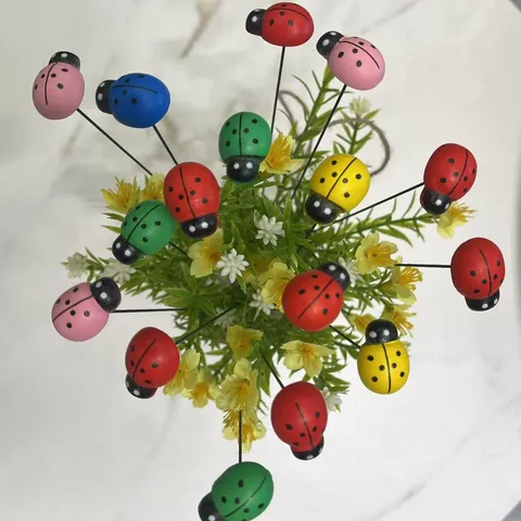 Adornos Miniatura de Mariquita de Madera Lindos Artesanías de Escarabajo de Madera para Plantas en Maceta de Jardín Decoración de Pasteles
