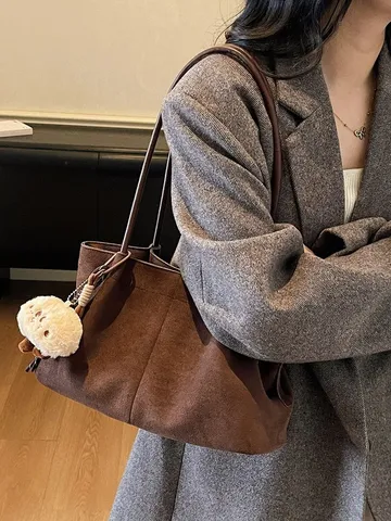 Retro Απομίμηση Σουέντ Tote Bag Για Γυναίκες Μεγάλης Χωρητικότητας Τσάντα Ώμου Casual Commuter Hobo Bag Με Χαριτωμένο Κρεμαστό Παιχνίδι