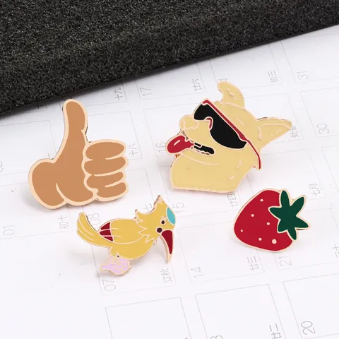 Leuke Cartoon Emaille Speld Brosche Legering Creatieve Dier Hond Aardbei Patroon Revers Insignes Voor Kleding Hoed Rugzak Decor Cadeau Unisex Accessoires