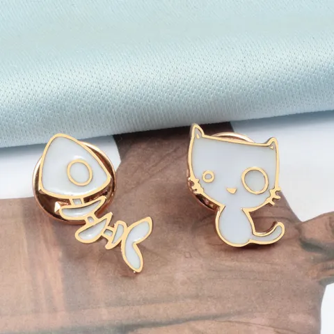 Cute Cartoon White Cat Fishbone Brooch Pin Enamel Alloy Badge Decorative Clothing Hat Collar Lapel Pin For Kids Women