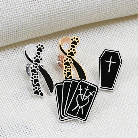 Gotisch Donker Stijl Legering Emaille Brosche Pin Kruis Kist Tarot Kaart Drie Van Zwaarden Lint Pootafdruk Revers Insigne Sieraden Voor Halloween Cadeau Unisex