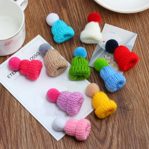 Mini Knitted Hat Brooch With Cute Pom Pom Pendant Sweet Cartoon Hat Pin For Bag Clothing Decor Alloy Yarn Jewelry Gift