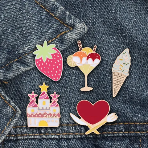 Legering Emaille Cartoon Broche Pin Aardbei Kasteel Ijsje Hart Vorm Kleding Hoed Decoratie Badge Voor Unisex