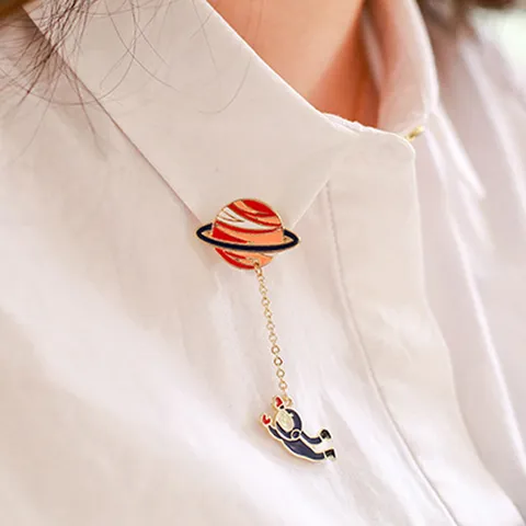 Creative Astronaut Planet Alloy Brooch Fun Enamel Gold Plated Chain Pin Decoration For Clothes Bag Hat Unisex Space Jewelry Gift