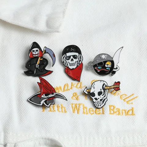 Spilla in Smalto di Lega di Cartone Animato di Halloween Tristo Mietitore Teschio Pirata Distintivo Spilla Gioielli Regalo per Festa