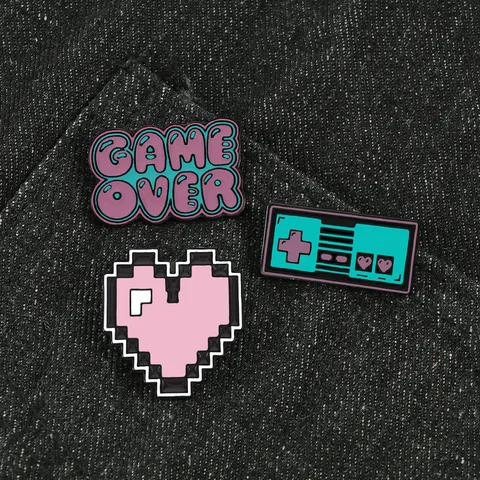Broche de Esmalte de Corazón de Píxel Retro Creativo Pin de Solapa de Letra Game Over Insignia de Mando de Juego de Aleación Para Mochila Ropa Decoración Joyería Unisex
