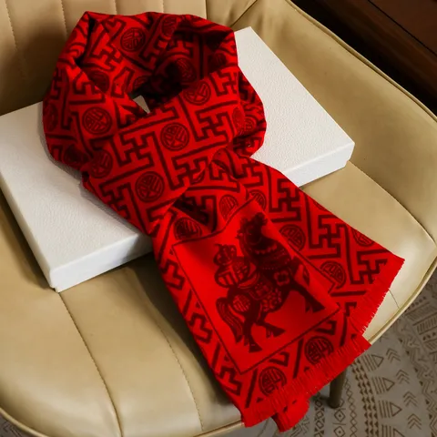 Bufanda Larga y Cálida de Invierno para Ancianos Unisex Rojo Festivo Patrón de Caballo de Bendición Bufanda con Borlas Regalo de Año Nuevo