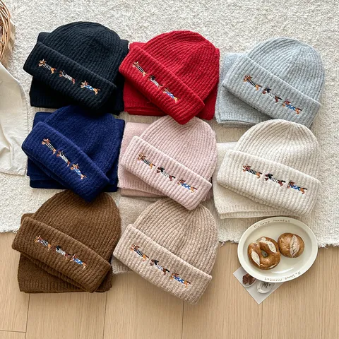 Winter Warmes Strickmütze und Schal Set Süßes Dackel Stickerei Verdickte Mütze Weich Lässig Tägliches Paar Kaltes Wetter Zubehör