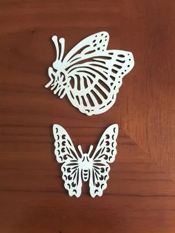 Pendentif Papillon Creux en Bois Ornement Artisanal DIY Décoration Suspendue en Bois Naturel Sculpté pour Maison Fête