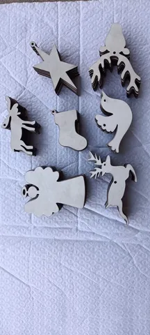 Ornements Suspendus d'Arbre de Noël en Bois Découpés au Laser Décorations de Fête de Noël Artisanat DIY Pendentifs Renne Ange Étoile