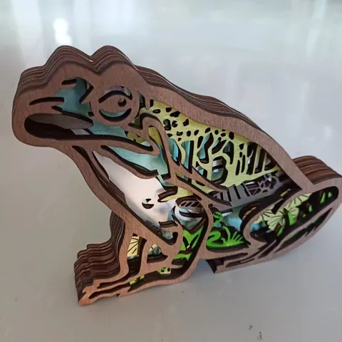 Ornement de Bureau en Bois 3D Multi Couches Grenouille Paysage de Forêt Lumineux Artisanat de Sculpture sur Bois Décoration de Maison Cadeau de Noël