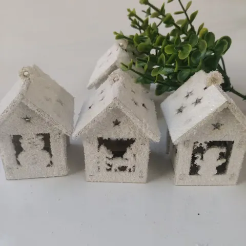Ornement Suspendu en Bois Maison de Neige de Noël Neige Simulée Creux Décor d'Arbre Festif Maison Vacances Décoration Artisanat Cadeau