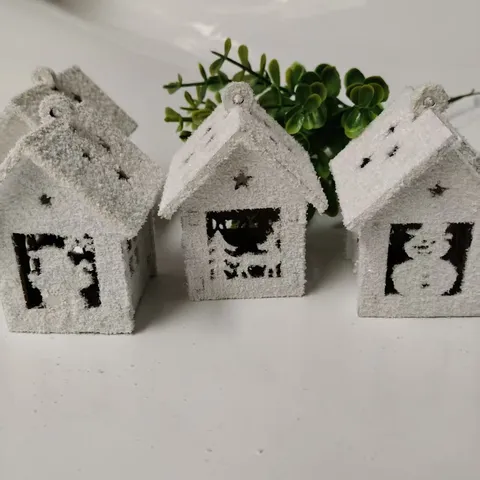 Ornement Suspendu en Bois Maison de Neige de Noël Neige Simulée Creux Décor d'Arbre Festif Maison Vacances Décoration Artisanat Cadeau