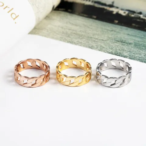 Chic Bague Large en Acier Titane Électroplaqué Ajouré Maille Cubaine pour Femme Haut de Gamme Géométrique Anneau Simple Superposable Mode Polyvalent Bijoux de Doigt Cadeau